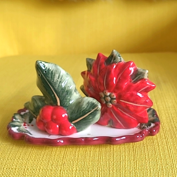 SALT AND PEPPER SHAKERS, SET OF 4, 2 WITH TRAY. - Picture 2 of 5